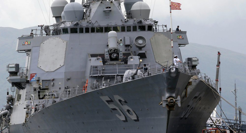 O destróier da Marinha dos EUA passou a 12 milhas marítimas (cerca de 22 km) de uma ilha artificial construída pela China no mar do Sul da China, relata a agência Reuters, citando funcionários estadunidenses; destróier USS John S. McCain (DDG 56) navegou perto do recife de Mischief (Meiji) das ilhas Spratly (Nansha), situadas em águas territoriais disputadas pela China e outros países; incidente ocorreu no contexto do desejo da administração do presidente dos EUA, Donald Trump, do estabelecimento de cooperação internacional que ajudaria a acabar com os programas nucleares e de mísseis da Coreia do Norte (Foto: Aquiles Lins) O destróier da Marinha dos EUA passou a 12 milhas marítimas (cerca de 22 km) de uma ilha artificial construída pela China no mar do Sul da China, relata a agência Reuters, citando funcionários estadunidenses; destróier USS John S. McCain (DDG 56) navegou perto do recife de Mischief (Meiji) das ilhas Spratly (Nansha), situadas em águas territoriais disputadas pela China e outros países; incidente ocorreu no contexto do desejo da administração do presidente dos EUA, Donald Trump, do estabelecimento de cooperação internacional que ajudaria a acabar com os programas nucleares e de mísseis da Coreia do Norte