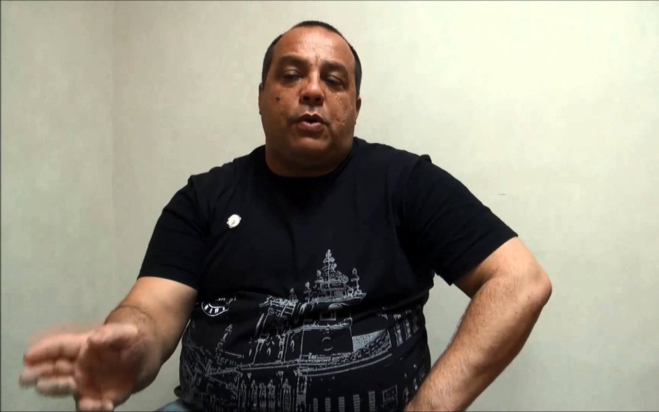 Diretor adjunto da Secretaria de Saúde do Trabalhador da CUT do Rio de Janeiro, Roberto Ponciano, serventuário da Justiça Federal, recebeu intimação da Polícia Federal para prestar depoimento, sob suspeita de "ameça" e "incitação ao crime"; Ponciano diz que escrevo textos em seu perfil numa mídia social e em sites de opinião criticando procedimentos da Lava Jato e a "seletividade" do juiz Sergio Moro; "Faço somente análises do contexto da investigação, ao criticar como ela acabou por se tornar uma orquestração política usada por veículos de comunicação e a direita interessados apenas em demonizar a imagem do Partido dos Trabalhadores e de suas lideranças" (Foto: Aquiles Lins) Diretor adjunto da Secretaria de Saúde do Trabalhador da CUT do Rio de Janeiro, Roberto Ponciano, serventuário da Justiça Federal, recebeu intimação da Polícia Federal para prestar depoimento, sob suspeita de "ameça" e "incitação ao crime"; Ponciano diz que escrevo textos em seu perfil numa mídia social e em sites de opinião criticando procedimentos da Lava Jato e a "seletividade" do juiz Sergio Moro; "Faço somente análises do contexto da investigação, ao criticar como ela acabou por se tornar uma orquestração política usada por veículos de comunicação e a direita interessados apenas em demonizar a imagem do Partido dos Trabalhadores e de suas lideranças"