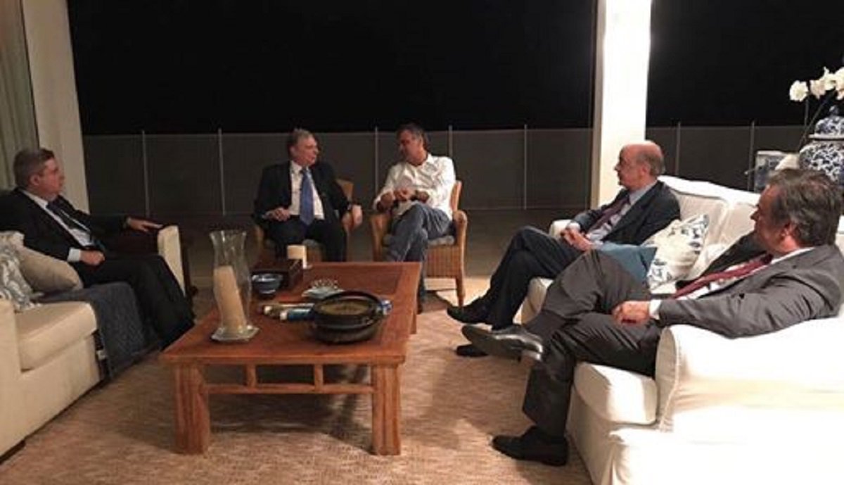 O senador Tasso Jereisati (PSDB-CE) participou de uma reunião com o senador mineiro Aécio Neves (PSDB-MG), afastado das funções politicas por determinação do STF. Segundo Aécio Neves, em potagem publicada nas redes sociais, o objetivo da reunião foi discutir votações no Congresso e agenda política. Tasso Jereissati é presidente da Comissão de Assuntos Econômicos do Senado, que está discutindo, entre outras pautas, as reformas trabalhista e previdenciária. Também estiveram na reunião os senadores tucanos Antonio Anastasia (MG), Cássio Cunha Lima (PB) e José Serra (SP) (Foto: Fatima 247) O senador Tasso Jereisati (PSDB-CE) participou de uma reunião com o senador mineiro Aécio Neves (PSDB-MG), afastado das funções politicas por determinação do STF. Segundo Aécio Neves, em potagem publicada nas redes sociais, o objetivo da reunião foi discutir votações no Congresso e agenda política. Tasso Jereissati é presidente da Comissão de Assuntos Econômicos do Senado, que está discutindo, entre outras pautas, as reformas trabalhista e previdenciária. Também estiveram na reunião os senadores tucanos Antonio Anastasia (MG), Cássio Cunha Lima (PB) e José Serra (SP)