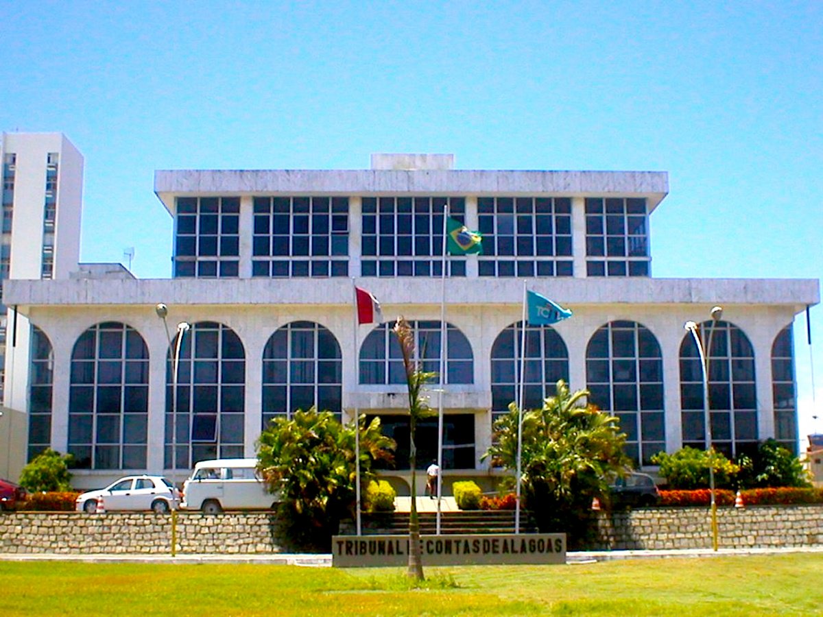 Alegando sérios problemas de infiltrações e alagamentos em vários setores do Tribunal de Contas de Alagoas, o expediente desta segunda-feira (29) foi suspenso; chuva, muitas infiltrações se agravaram e provocaram desabamento de partes do forro de gesso e alagamentos em diversos setores, inclusive no compartimento onde fica instalada a subestação de energia elétrica (Foto: Voney Malta) Alegando sérios problemas de infiltrações e alagamentos em vários setores do Tribunal de Contas de Alagoas, o expediente desta segunda-feira (29) foi suspenso; chuva, muitas infiltrações se agravaram e provocaram desabamento de partes do forro de gesso e alagamentos em diversos setores, inclusive no compartimento onde fica instalada a subestação de energia elétrica