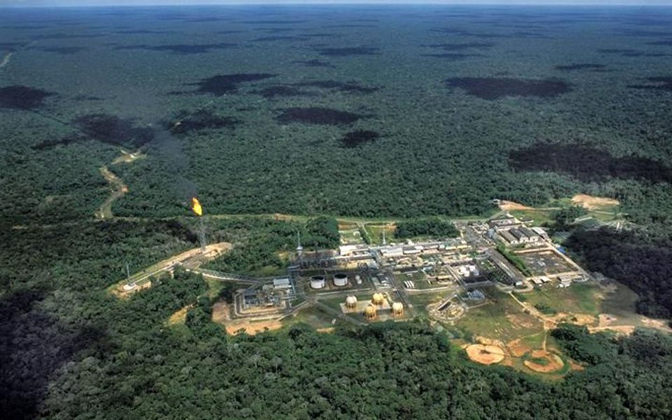 Estatal informou que deu início a fase vinculante para vender sua participação no Campo de Azulão, na Bacia do Amazonas; 100% da participação da Petrobras no Campo de Azulão (Concessão BA-3) será vendida; a companhia diz que a área "representa uma oportunidade para desenvolver uma descoberta de gás natural, perto de infraestrutura já existente, bem como de linha de transmissão de energia" (Foto: Gisele Federicce) Estatal informou que deu início a fase vinculante para vender sua participação no Campo de Azulão, na Bacia do Amazonas; 100% da participação da Petrobras no Campo de Azulão (Concessão BA-3) será vendida; a companhia diz que a área "representa uma oportunidade para desenvolver uma descoberta de gás natural, perto de infraestrutura já existente, bem como de linha de transmissão de energia"