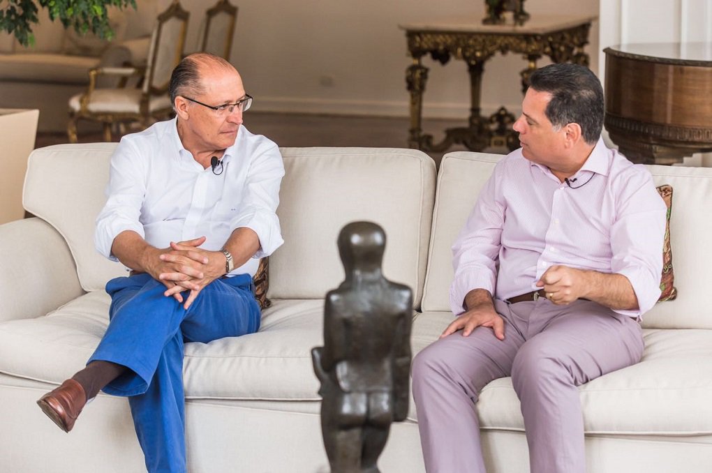 Os governadores tucanos Geraldo Alckmin e Marconi Perillo participaram hoje de transmissão ao vivo pelo Facebook e defenderam maior protagonismo dos estados e as privatizações; Marconi, que é atuante nas redes sociais, costuma realizar mensalmente o bate-papo com internautas; hoje, o quadro foi transmitido direto da sede do governo paulista; neste ano, eles reforçaram a relação amigável que já mantinham; Alckmin vê Marconi como a liderança que pode ajudá-lo a aumentar sua penetração região do Brasil Central; governador de São Paulo também é a favor das prévias para escolha do candidato do PSDB para o Planalto e quer Marconi como presidente nacional do partido ainda este ano (Foto: José Barbacena) Os governadores tucanos Geraldo Alckmin e Marconi Perillo participaram hoje de transmissão ao vivo pelo Facebook e defenderam maior protagonismo dos estados e as privatizações; Marconi, que é atuante nas redes sociais, costuma realizar mensalmente o bate-papo com internautas; hoje, o quadro foi transmitido direto da sede do governo paulista; neste ano, eles reforçaram a relação amigável que já mantinham; Alckmin vê Marconi como a liderança que pode ajudá-lo a aumentar sua penetração região do Brasil Central; governador de São Paulo também é a favor das prévias para escolha do candidato do PSDB para o Planalto e quer Marconi como presidente nacional do partido ainda este ano