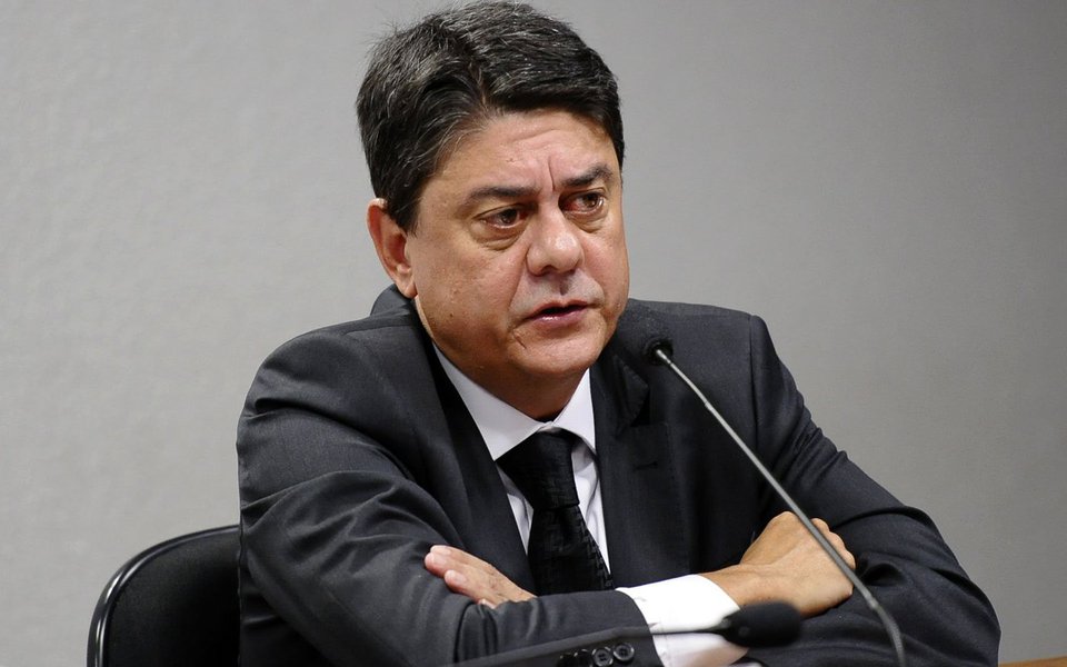 Em entrevista exclusiva à TV 247, o deputado federal Wadih Damous (PT-RJ), que já presidiu a seção da OAB no Rio de Janeiro, recomenda que a população brasileira saia às ruas em defesa do ex-presidente Lula; "Quem encarna qualquer processo de mudança no sentido de mais uma vez colocar o povo como protagonista de mudança é o presidente Lula", diz ele; Damous afirma ainda que a Lava Jato deixará um legado de destruição econômica e política, com um golpe de estado e atentados em série à soberania nacional; "Será tarefa de historiadores investigar as relações espúrias da Lava Jato com os Estados Unidos. Além de tudo, são quinta-coluna", afirma; Damous diz ainda que podem estar criando um cenário de guerra civil no Brasil, caso insistam em banir a candidatura Lula (Foto: Leonardo Attuch) Em entrevista exclusiva à TV 247, o deputado federal Wadih Damous (PT-RJ), que já presidiu a seção da OAB no Rio de Janeiro, recomenda que a população brasileira saia às ruas em defesa do ex-presidente Lula; "Quem encarna qualquer processo de mudança no sentido de mais uma vez colocar o povo como protagonista de mudança é o presidente Lula", diz ele; Damous afirma ainda que a Lava Jato deixará um legado de destruição econômica e política, com um golpe de estado e atentados em série à soberania nacional; "Será tarefa de historiadores investigar as relações espúrias da Lava Jato com os Estados Unidos. Além de tudo, são quinta-coluna", afirma; Damous diz ainda que podem estar criando um cenário de guerra civil no Brasil, caso insistam em banir a candidatura Lula