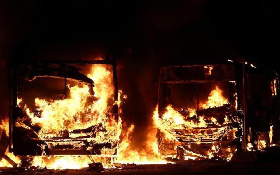 A Federação de Transportes do Rio de Janeiro (Fetranspor) divulgou nota repudiando mais sete ataques a ônibus urbanos na zona oeste, na madrugada deste sábado (17) e domingo (18), que elevaram para 107 o número de veículos incendiados de forma criminosa no estado do Rio desde janeiro; ao todo, já foram registrados 64 casos, um aumento de 156% em relação ao mesmo período de 2016; de acordo com a federação, este foi o sexto ataque a ônibus na zona oeste somente nesta semana, comprometendo o transporte na região (Foto: Leonardo Lucena) A Federação de Transportes do Rio de Janeiro (Fetranspor) divulgou nota repudiando mais sete ataques a ônibus urbanos na zona oeste, na madrugada deste sábado (17) e domingo (18), que elevaram para 107 o número de veículos incendiados de forma criminosa no estado do Rio desde janeiro; ao todo, já foram registrados 64 casos, um aumento de 156% em relação ao mesmo período de 2016; de acordo com a federação, este foi o sexto ataque a ônibus na zona oeste somente nesta semana, comprometendo o transporte na região