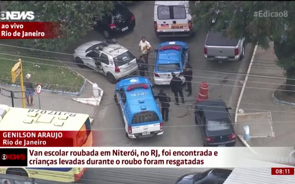 Criminosos armados roubaram hoje (11) uma van escolar no município de Niterói, no Grande Rio. Havia seis crianças dentro do veículo, no momento do roubo; de acordo com a Polícia Militar, o motorista conseguiu tirar quatro crianças, mas duas ficaram dentro do carro quando ele foi levado pelos assaltantes; segundo informações da Polícia Militar, o veículo e os dois meninos, de dois anos de idade, já foram encontrados, no bairro do Pita, no município vizinho de São Gonçalo (Foto: Aquiles Lins) Criminosos armados roubaram hoje (11) uma van escolar no município de Niterói, no Grande Rio. Havia seis crianças dentro do veículo, no momento do roubo; de acordo com a Polícia Militar, o motorista conseguiu tirar quatro crianças, mas duas ficaram dentro do carro quando ele foi levado pelos assaltantes; segundo informações da Polícia Militar, o veículo e os dois meninos, de dois anos de idade, já foram encontrados, no bairro do Pita, no município vizinho de São Gonçalo