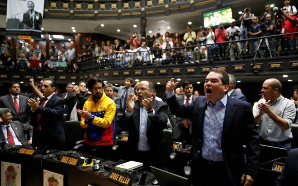 Deputados de oposição ao governo de Nicolás Maduro na Venezuela protestaram, na Defensoria Pública em Caracas, para exigir um pronunciamento do titular do órgão, Tareq William Saab, diante do que consideram "golpe de Estado" por parte do Tribunal Superior de Justiça (TSJ); opositores exigem que Saab aprove um processo iniciado esta semana na Câmara, com o qual pretendem remover os sete juízes da Sala Constitucional do TSJ que assinaram, na semana passada, duas sentenças, já anuladas, que retiravam as atribuições do Legislativo e limitavam a imunidade parlamentar. (Foto: Paulo Emílio) Deputados de oposição ao governo de Nicolás Maduro na Venezuela protestaram, na Defensoria Pública em Caracas, para exigir um pronunciamento do titular do órgão, Tareq William Saab, diante do que consideram "golpe de Estado" por parte do Tribunal Superior de Justiça (TSJ); opositores exigem que Saab aprove um processo iniciado esta semana na Câmara, com o qual pretendem remover os sete juízes da Sala Constitucional do TSJ que assinaram, na semana passada, duas sentenças, já anuladas, que retiravam as atribuições do Legislativo e limitavam a imunidade parlamentar.