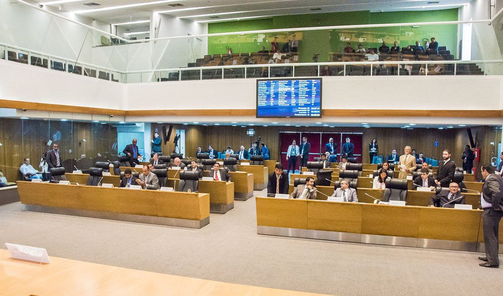 O Plenário da Assembleia Legislativa aprovou Projeto de Lei Complementar que cria o Instituto de Previdência dos Servidores do Estado do Maranhão (IPREV), sob a forma de autarquia estadual, vinculado à Secretaria de Estado da Gestão e Previdência (Segep); na mensagem, o governador Flávio Dino afirma que, antes de elaborar o projeto, o Executivo fez pesquisa em outros Estados e verificou que o Maranhão se diferencia da maioria e que “o atendimento dessa demanda fortalecerá as ações da área da Seguridade Social, tornando-as mais dinâmicas e eficientes, com foco na garantia do equilíbrio financeiro e atuarial do Regime Próprio de Previdência Social dos Servidores Públicos (Foto: Voney Malta) O Plenário da Assembleia Legislativa aprovou Projeto de Lei Complementar que cria o Instituto de Previdência dos Servidores do Estado do Maranhão (IPREV), sob a forma de autarquia estadual, vinculado à Secretaria de Estado da Gestão e Previdência (Segep); na mensagem, o governador Flávio Dino afirma que, antes de elaborar o projeto, o Executivo fez pesquisa em outros Estados e verificou que o Maranhão se diferencia da maioria e que “o atendimento dessa demanda fortalecerá as ações da área da Seguridade Social, tornando-as mais dinâmicas e eficientes, com foco na garantia do equilíbrio financeiro e atuarial do Regime Próprio de Previdência Social dos Servidores Públicos