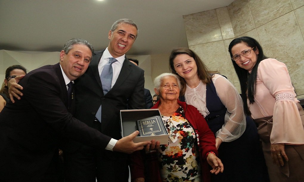 O vice-governador José Eliton recebeu na noite desta segunda-feira (4) o título honorífico de Cidadão Anapolino, concedido pela Câmara Municipal de Anápolis; solenidade de entrega da homenagem foi prestigiada pelo prefeito Roberto Naves (PTB), lideranças políticas e religiosas. Os bispos Oides José do Carmo e Abigail Carlos de Almeida, e o pastor Bertiê Adais Magalhães, também receberam a honraria; “Com este título, além de ser recebido pelos irmãos anapolinos, me sinto ainda mais imbuído da responsabilidade de lutar pelo futuro dessa cidade que agora me acolhe como filho”, disse o vice-governador (Foto: José Barbacena) O vice-governador José Eliton recebeu na noite desta segunda-feira (4) o título honorífico de Cidadão Anapolino, concedido pela Câmara Municipal de Anápolis; solenidade de entrega da homenagem foi prestigiada pelo prefeito Roberto Naves (PTB), lideranças políticas e religiosas. Os bispos Oides José do Carmo e Abigail Carlos de Almeida, e o pastor Bertiê Adais Magalhães, também receberam a honraria; “Com este título, além de ser recebido pelos irmãos anapolinos, me sinto ainda mais imbuído da responsabilidade de lutar pelo futuro dessa cidade que agora me acolhe como filho”, disse o vice-governador