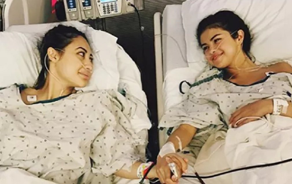 A cantora Selena Gomez, 25, usou seu perfil do Instagram na manhã desta quinta-feira (14) para informar seus seguidores sobre a sua batalha contra o lúpus; "Eu sei que alguns dos meus fãs notaram que eu estava sumida e começaram a questionar por que eu não estava divulgando minhas novas músicas, que eu tenho muito orgulho. Eu descobri que eu precisava de um transplante de rim por causa do lúpus e eu estava me recuperando", escreveu (Foto: José Barbacena) A cantora Selena Gomez, 25, usou seu perfil do Instagram na manhã desta quinta-feira (14) para informar seus seguidores sobre a sua batalha contra o lúpus; "Eu sei que alguns dos meus fãs notaram que eu estava sumida e começaram a questionar por que eu não estava divulgando minhas novas músicas, que eu tenho muito orgulho. Eu descobri que eu precisava de um transplante de rim por causa do lúpus e eu estava me recuperando", escreveu