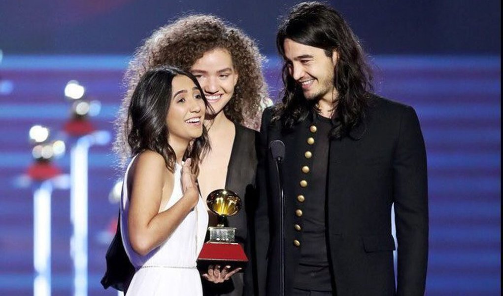 As tocantinenses Anavitória ganharam o Grammy Latino 2017, junto com o cantor Tiago Iorc, com a Melhor Canção em Língua Portuguesa: Trevo (Tu); a premiação foi realizada em Las Vegas, nos Estados Unidos (Foto: Leonardo Lucena) As tocantinenses Anavitória ganharam o Grammy Latino 2017, junto com o cantor Tiago Iorc, com a Melhor Canção em Língua Portuguesa: Trevo (Tu); a premiação foi realizada em Las Vegas, nos Estados Unidos