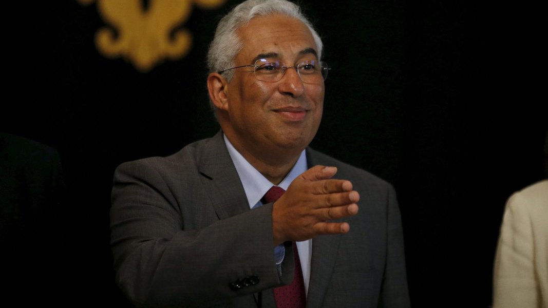 Revista inglesa The Economist revela que Portugal não precisou recorrer a medidas de austeridade e nem aos pacotes de socorro do Fundo Monetário Internacional (FMI) para conseguir reduzir o déficit fiscal ao mesmo em que elevava salários e aposentadorias; governo do primeiro-ministro António Costa, do Partido Socialista, que chegou ao poder em novembro de 2015, reduziu pela metade o déficit orçamentário em 2016, que ficou na marca de 2,1% do PIB, melhor resultado desde 1974; também houve queda no nível de desemprego e crescimento das exportações (Foto: Paulo Emílio) Revista inglesa The Economist revela que Portugal não precisou recorrer a medidas de austeridade e nem aos pacotes de socorro do Fundo Monetário Internacional (FMI) para conseguir reduzir o déficit fiscal ao mesmo em que elevava salários e aposentadorias; governo do primeiro-ministro António Costa, do Partido Socialista, que chegou ao poder em novembro de 2015, reduziu pela metade o déficit orçamentário em 2016, que ficou na marca de 2,1% do PIB, melhor resultado desde 1974; também houve queda no nível de desemprego e crescimento das exportações