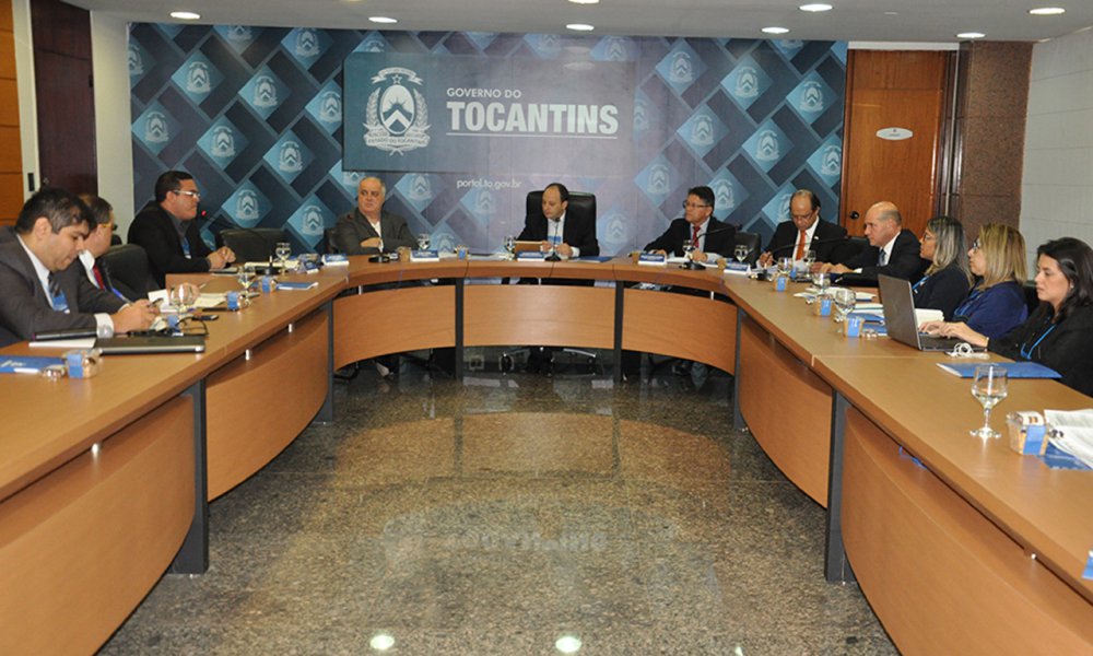 Iniciou, no Palácio Araguaia, em Palmas, mais uma edição da reunião do Conselho de Administração do Consórcio Interestadual de Desenvolvimento do Brasil Central; na reunião, foram discutidos temas importantes como a entrada do Estado do Maranhão no Consórcio; a equiparação das alíquotas de alguns produtos entre os estados; a compra compartilhada de medicamentos por meio do Brasil Central e o auxílio que pode ser prestados aos municípios (Foto: Leonardo Lucena) Iniciou, no Palácio Araguaia, em Palmas, mais uma edição da reunião do Conselho de Administração do Consórcio Interestadual de Desenvolvimento do Brasil Central; na reunião, foram discutidos temas importantes como a entrada do Estado do Maranhão no Consórcio; a equiparação das alíquotas de alguns produtos entre os estados; a compra compartilhada de medicamentos por meio do Brasil Central e o auxílio que pode ser prestados aos municípios