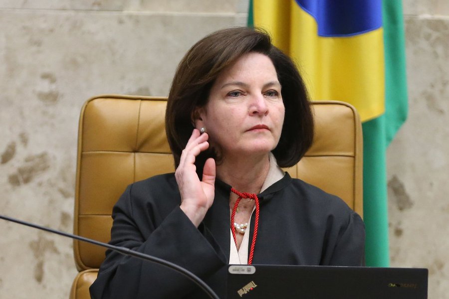 A procuradora geral da República, Raquel Dodge, poderá entrar em conflito com setores importantes do governo Michel Temer e até mesmo com parte da bancada que apoia o peemedebista no Congresso; Dodge pretende ampliar as frentes de atuação na defesa de direitos humanos, e levantar a bandeira da ampliação da demarcação de terras indígenas contrária à posição de Temer; quando negociava votos para barrar a primeira denúncia da PGR por corrupção passiva (ele escapou), Temer atendeu a um pedido dos ruralistas e aprovou parecer da AGU que estabelece que, para reconhecimento de uma área indígena, os índios deveriam estar presentes no território no momento da promulgação da Constituição de 1988 (Foto: Leonardo Lucena) A procuradora geral da República, Raquel Dodge, poderá entrar em conflito com setores importantes do governo Michel Temer e até mesmo com parte da bancada que apoia o peemedebista no Congresso; Dodge pretende ampliar as frentes de atuação na defesa de direitos humanos, e levantar a bandeira da ampliação da demarcação de terras indígenas contrária à posição de Temer; quando negociava votos para barrar a primeira denúncia da PGR por corrupção passiva (ele escapou), Temer atendeu a um pedido dos ruralistas e aprovou parecer da AGU que estabelece que, para reconhecimento de uma área indígena, os índios deveriam estar presentes no território no momento da promulgação da Constituição de 1988