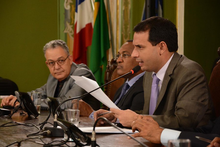 O presidente da Câmara Municipal, vereador Leo Prates (DEM), anunciou que assinará na terça-feira (31) um convênio com o Tribunal de Contas do Estado (TCE) para dar mais transparência aos gastos públicos; o acordo possibilitará que o Sistema Mirante, do TCE, seja aplicado no Poder Legislativo de Salvador a fim de auditar os dados e fiscalizar a execução financeira; "É mais um passo importante do Legislativo no processo de disponibilizar de forma cada vez mais transparente a forma com que os recursos são administrados", diz Prates (Foto: Romulo Faro) O presidente da Câmara Municipal, vereador Leo Prates (DEM), anunciou que assinará na terça-feira (31) um convênio com o Tribunal de Contas do Estado (TCE) para dar mais transparência aos gastos públicos; o acordo possibilitará que o Sistema Mirante, do TCE, seja aplicado no Poder Legislativo de Salvador a fim de auditar os dados e fiscalizar a execução financeira; "É mais um passo importante do Legislativo no processo de disponibilizar de forma cada vez mais transparente a forma com que os recursos são administrados", diz Prates