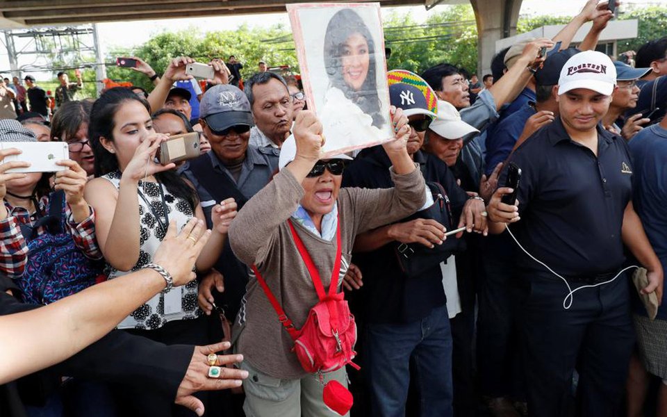 Primeira-ministra deposta da Tailândia Yingluck Shinawatra fugiu do país antes da leitura de um veredicto contra ela em um julgamento de negligência, instaurado pela mesma junta que a tirou do poder; Yingluck, de 50 anos, cuja família tem dominado a política da Tailândia por mais de 15 anos, não compareceu ao julgamento de um caso centrado nas perdas bilionárias desencadeadas por um esquema de subsídio de arroz para agricultores; deposta em 2014, Yingluck enfrentaria até 10 anos de prisão se considerada culpada (Foto: Paulo Emílio) Primeira-ministra deposta da Tailândia Yingluck Shinawatra fugiu do país antes da leitura de um veredicto contra ela em um julgamento de negligência, instaurado pela mesma junta que a tirou do poder; Yingluck, de 50 anos, cuja família tem dominado a política da Tailândia por mais de 15 anos, não compareceu ao julgamento de um caso centrado nas perdas bilionárias desencadeadas por um esquema de subsídio de arroz para agricultores; deposta em 2014, Yingluck enfrentaria até 10 anos de prisão se considerada culpada