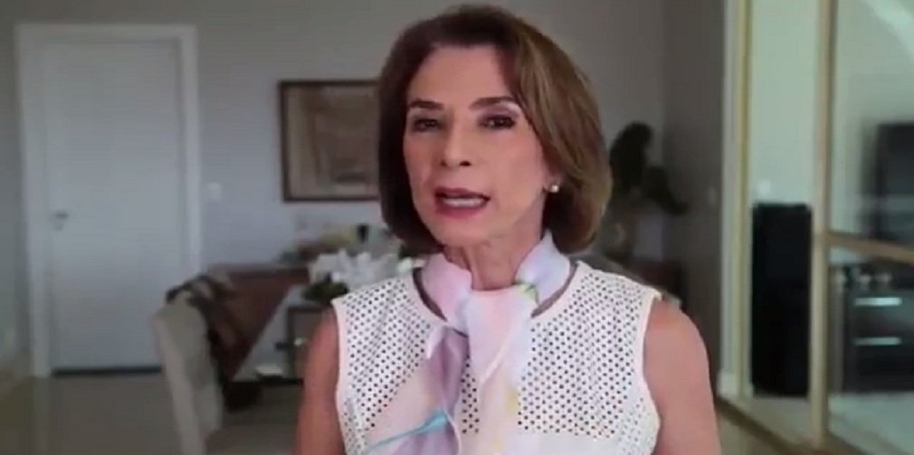 A secretária de Estado da Educação, Raquel Teixeira, reiterou nesta quarta-feira que o pagamento de todos os benefícios anunciados este mês pelo governador Marconi Perillo aos servidores da Educação serão pagos em junho; “Algumas pessoas, para tumultuar, têm tentado questionar essa decisão”, revelou Teixeira; "Eu venho até aqui reafirmar o seguinte: todos os professores P1 e P4 efetivos terão aumento de 7,64%. Haverá um aumento de 21% para todos os administrativos efetivos, 34% para os temporários, R$ 2 mil de gratificação para os professores em escolas de tempo integral, R$ 500 de vale-alimentação para todos os professores e administrativos e um concurso público para 1 mil vagas”, disse no vídeo (Foto: José Barbacena) A secretária de Estado da Educação, Raquel Teixeira, reiterou nesta quarta-feira que o pagamento de todos os benefícios anunciados este mês pelo governador Marconi Perillo aos servidores da Educação serão pagos em junho; “Algumas pessoas, para tumultuar, têm tentado questionar essa decisão”, revelou Teixeira; "Eu venho até aqui reafirmar o seguinte: todos os professores P1 e P4 efetivos terão aumento de 7,64%. Haverá um aumento de 21% para todos os administrativos efetivos, 34% para os temporários, R$ 2 mil de gratificação para os professores em escolas de tempo integral, R$ 500 de vale-alimentação para todos os professores e administrativos e um concurso público para 1 mil vagas”, disse no vídeo