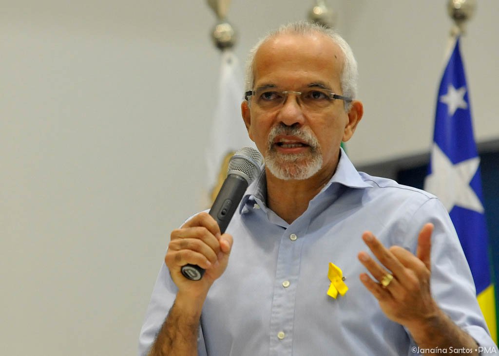 O prefeito Edvaldo Nogueira, garantiu que manterá os mesmos critérios técnicos ao escolher o novo secretário da Saúde de Aracaju; o chefe do executivo afirmou que a decisão não qualquer interferência política; o agora ex-titular da pasta André Sotero pediu demissão alegando problemas de gestão; em relação à falta de medicamentos nos postos, como alegou o ex-dirigente, o prefeito afirmou que cabe a ele dar explicações; "É o papel do secretário acompanhar isso. Como ele mesmo disse, havia recursos, que foi uma das nossas prioridades, que foi pagar o que estava atrasado aos fornecedores de remédios, para, assim, abastecer a rede. Esta declaração só depõe contra ele"; segundo o prefeito, "a saída do secretário não é uma crise" (Foto: Leonardo Lucena) O prefeito Edvaldo Nogueira, garantiu que manterá os mesmos critérios técnicos ao escolher o novo secretário da Saúde de Aracaju; o chefe do executivo afirmou que a decisão não qualquer interferência política; o agora ex-titular da pasta André Sotero pediu demissão alegando problemas de gestão; em relação à falta de medicamentos nos postos, como alegou o ex-dirigente, o prefeito afirmou que cabe a ele dar explicações; "É o papel do secretário acompanhar isso. Como ele mesmo disse, havia recursos, que foi uma das nossas prioridades, que foi pagar o que estava atrasado aos fornecedores de remédios, para, assim, abastecer a rede. Esta declaração só depõe contra ele"; segundo o prefeito, "a saída do secretário não é uma crise"