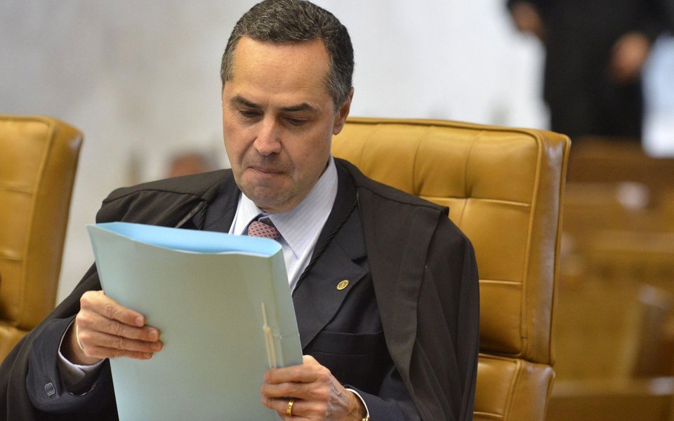 Ministro do STF Luís Roberto Barroso, voltou a defender a necessidade urgente de uma reforma política e afirmou que o país precisa "desesperadamente" encontrar um novo modelo visando esta finalidade; para ele, "é triste constatar que aparentemente ela não vai sair. Ao lado da impunidade, o sistema político brasileiro é responsável por boa parte da impunidade que estamos enfrentando"; "É preciso incrementar a representatividade do parlamento; uma reforma política precisa fundamentar a governabilidade", completou (Foto: Paulo Emílio) Ministro do STF Luís Roberto Barroso, voltou a defender a necessidade urgente de uma reforma política e afirmou que o país precisa "desesperadamente" encontrar um novo modelo visando esta finalidade; para ele, "é triste constatar que aparentemente ela não vai sair. Ao lado da impunidade, o sistema político brasileiro é responsável por boa parte da impunidade que estamos enfrentando"; "É preciso incrementar a representatividade do parlamento; uma reforma política precisa fundamentar a governabilidade", completou