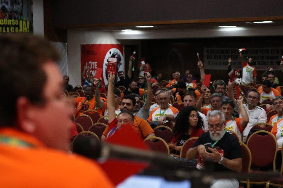 O XVII Congresso Nacional da FUP aprovou, na noite deste sábado, 05, a criação do Instituto José Eduardo Dutra de Pesquisas Sociais, Econômicas e do Trabalho nas Indústrias do Ramo Energético; para o coordenador da FUP, José Maria Rangel, o nome do Instituto é uma “justa homenagem para quem ajudou na “retomada da Petrobrás como uma empresa do Estado”; o Instituto abrigará o trabalho desenvolvido pelo Grupo de Estudos Estratégicos e Propostas para o Setor de Óleo e Gás (GEEP) para a Petrobrás esteja no centro das políticas de desenvolvimento do país (Foto: Charles Nisz) O XVII Congresso Nacional da FUP aprovou, na noite deste sábado, 05, a criação do Instituto José Eduardo Dutra de Pesquisas Sociais, Econômicas e do Trabalho nas Indústrias do Ramo Energético; para o coordenador da FUP, José Maria Rangel, o nome do Instituto é uma “justa homenagem para quem ajudou na “retomada da Petrobrás como uma empresa do Estado”; o Instituto abrigará o trabalho desenvolvido pelo Grupo de Estudos Estratégicos e Propostas para o Setor de Óleo e Gás (GEEP) para a Petrobrás esteja no centro das políticas de desenvolvimento do país
