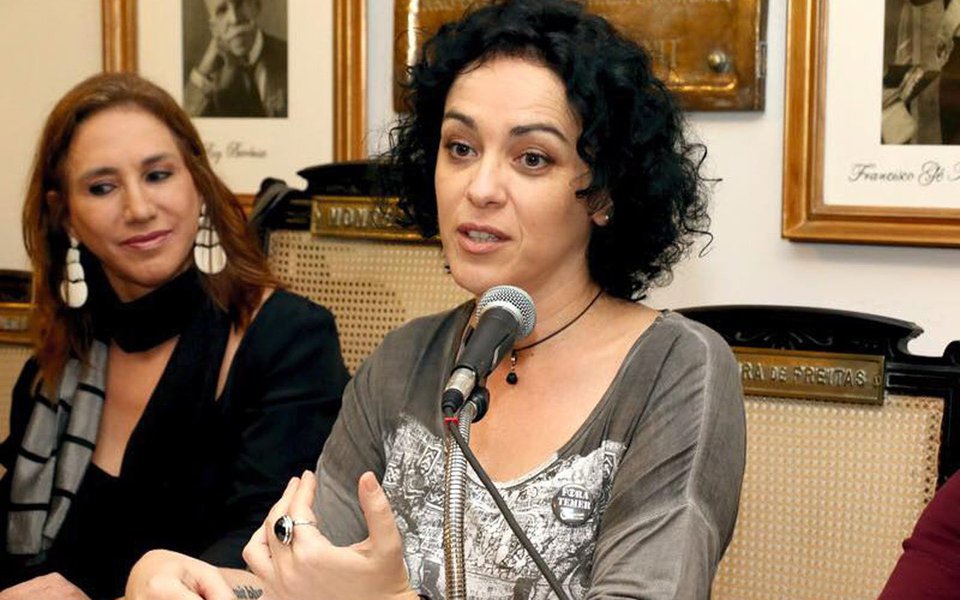 Escritora e filósofa Marcia Tiburi ressalta que "a postura que muitas pessoas vêm tendo em relação às artes não é apenas a falta de conhecimento; "O real motivo que levou ao fechamento da mostra "Queermuseu" em Porto Alegre é político. O que movimentos tais como o MBL (Movimento Brasil Livre) querem é publicidade neste momento. (...) É o que se busca em um momento onde a política foi transformada em pura publicidade", ressalta; "A televisão vem vendendo opiniões baratas junto com movimentos que brincam com a nossa ingenuidade. Não sejamos os otários que compram ideias prontas só por que parecem baratas ou fáceis de digerir", completa (Foto: Paulo Emílio) Escritora e filósofa Marcia Tiburi ressalta que "a postura que muitas pessoas vêm tendo em relação às artes não é apenas a falta de conhecimento; "O real motivo que levou ao fechamento da mostra "Queermuseu" em Porto Alegre é político. O que movimentos tais como o MBL (Movimento Brasil Livre) querem é publicidade neste momento. (...) É o que se busca em um momento onde a política foi transformada em pura publicidade", ressalta; "A televisão vem vendendo opiniões baratas junto com movimentos que brincam com a nossa ingenuidade. Não sejamos os otários que compram ideias prontas só por que parecem baratas ou fáceis de digerir", completa