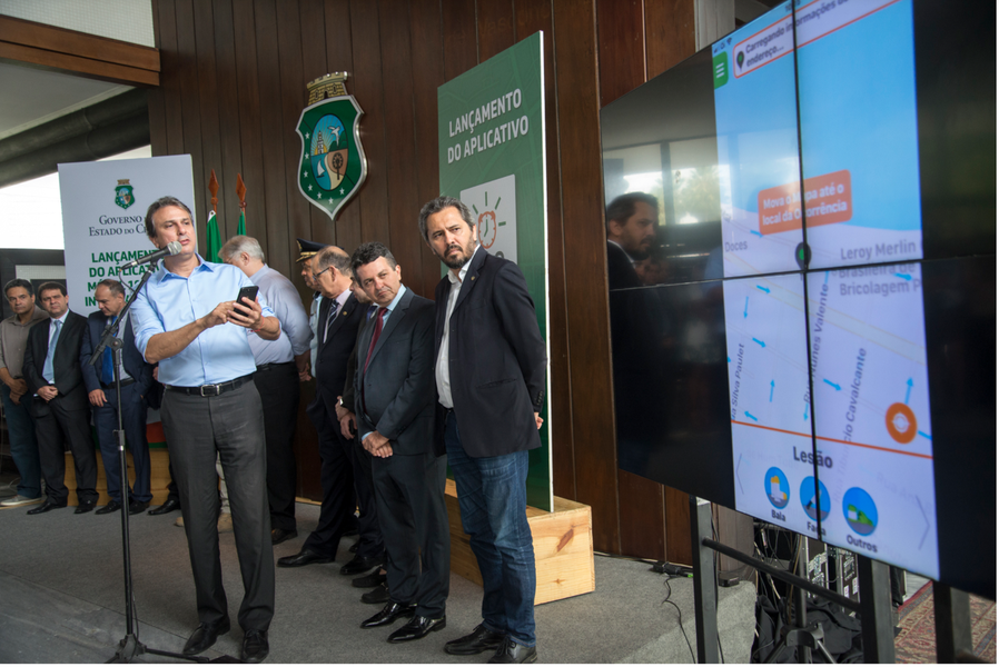 O APP 190, lançado nesta quinta (28) pelo governador Camilo Santana (PT), funcionará para o registro virtual de ocorrências de roubo e lesão através do celular. “Se o fato ocorrer naquele momento, a pessoa pode fazer o registro do cidadão, do veículo, pode gravar, bater uma foto e enviar pelo aplicativo. Imediatamente, ao receber a solicitação, a Ciops já encaminha para a viatura mais próxima ao local onde o fato ocorreu. E o mais importante: a tecnologia evita o trote”, explicou Camilo (Foto: Rodrigo Rocha) O APP 190, lançado nesta quinta (28) pelo governador Camilo Santana (PT), funcionará para o registro virtual de ocorrências de roubo e lesão através do celular. “Se o fato ocorrer naquele momento, a pessoa pode fazer o registro do cidadão, do veículo, pode gravar, bater uma foto e enviar pelo aplicativo. Imediatamente, ao receber a solicitação, a Ciops já encaminha para a viatura mais próxima ao local onde o fato ocorreu. E o mais importante: a tecnologia evita o trote”, explicou Camilo