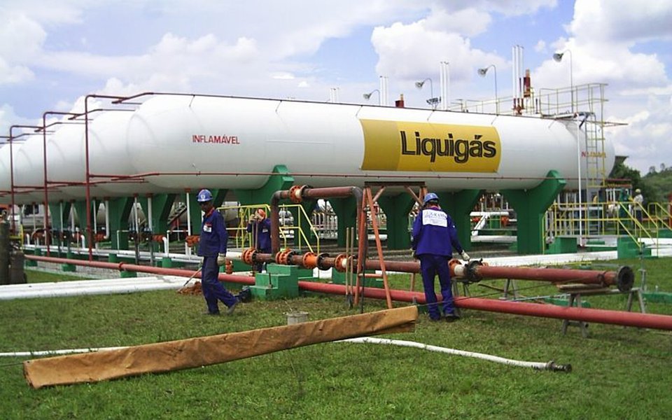 Petrobras ainda acredita na possibilidade de ter aval do Cade à venda de sua subsidiária Liquigás Distribuidora para a Ultragás, por R$ 2,8 bilhões, mesmo após o órgão de proteção da concorrência sugerir a reprovação da operação; "A Petrobras e a Ultragaz acreditam que há iniciativas capazes de solucionar as preocupações concorrenciais levantadas pela Superintendência-Geral e continuarão colaborando com o Cade, com vistas a obter a aprovação desta operação", disse a Petrobras em nota (Foto: Paulo Emílio) Petrobras ainda acredita na possibilidade de ter aval do Cade à venda de sua subsidiária Liquigás Distribuidora para a Ultragás, por R$ 2,8 bilhões, mesmo após o órgão de proteção da concorrência sugerir a reprovação da operação; "A Petrobras e a Ultragaz acreditam que há iniciativas capazes de solucionar as preocupações concorrenciais levantadas pela Superintendência-Geral e continuarão colaborando com o Cade, com vistas a obter a aprovação desta operação", disse a Petrobras em nota