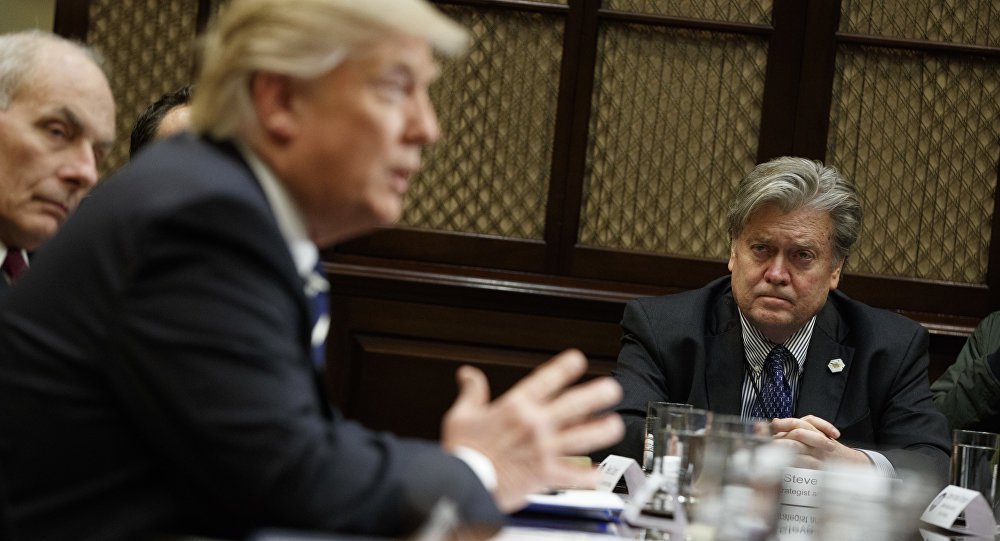 Presidente dos EUA, Donald Trump, anunciou nesta sexta-feira (18) que Stephen Bannon está deixando o cargo de estrategista chefe da Casa Branca; Bannon chegou a ser um dos conselheiros mais próximos de Trump, mas ele foi duramente criticado por sua proximidade com movimentos da chamada "direita alternativa" (Alt-right), especialmente após as manifestações racistas na cidade de Charlottesville na semana passada (Foto: Aquiles Lins) Presidente dos EUA, Donald Trump, anunciou nesta sexta-feira (18) que Stephen Bannon está deixando o cargo de estrategista chefe da Casa Branca; Bannon chegou a ser um dos conselheiros mais próximos de Trump, mas ele foi duramente criticado por sua proximidade com movimentos da chamada "direita alternativa" (Alt-right), especialmente após as manifestações racistas na cidade de Charlottesville na semana passada