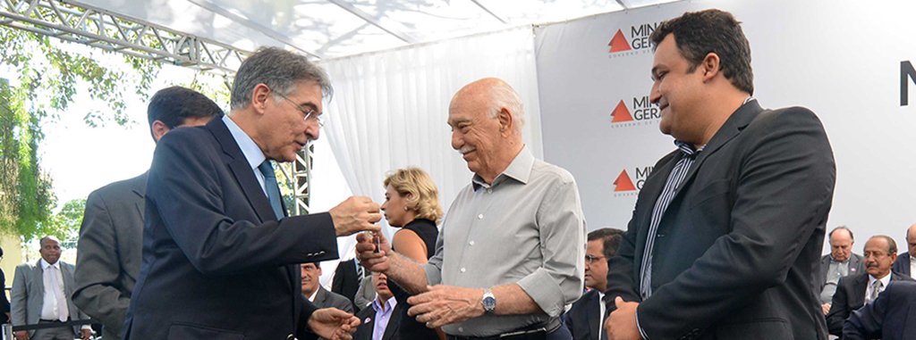 O governador de Minas Gerais, Fernando Pimentel, anunciou, em Ituiutaba, uma série de investimentos que vão beneficiar milhares de moradores da região do Território Triângulo Norte; segundo o governo, entre os investimentos estão a destinação de R$ 1,5 milhão para implementação do SAMU na região e a entrega de 26 ambulâncias e sete outros veículos para o desenvolvimento da agricultura (Foto: Leonardo Lucena) O governador de Minas Gerais, Fernando Pimentel, anunciou, em Ituiutaba, uma série de investimentos que vão beneficiar milhares de moradores da região do Território Triângulo Norte; segundo o governo, entre os investimentos estão a destinação de R$ 1,5 milhão para implementação do SAMU na região e a entrega de 26 ambulâncias e sete outros veículos para o desenvolvimento da agricultura