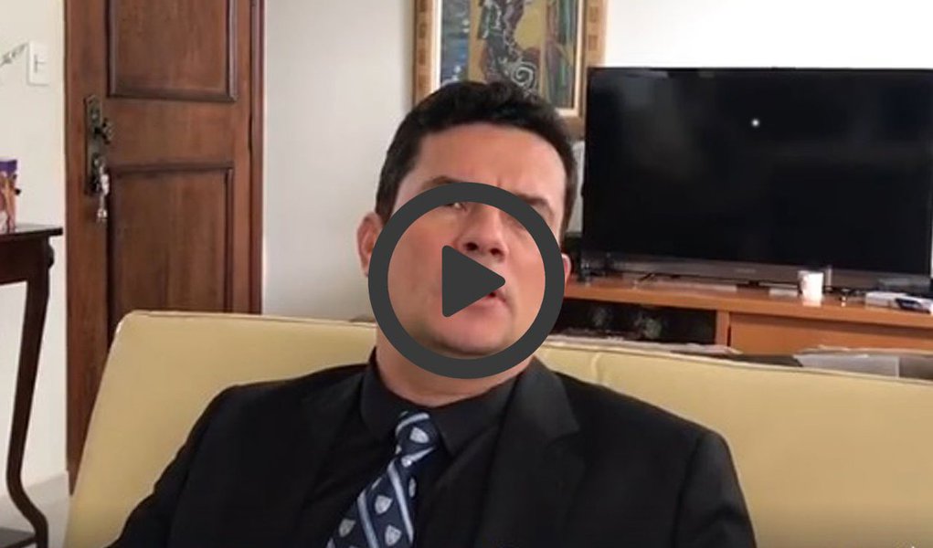 O juiz Sérgio Moro, da Lava Jato, recebeu uma enxurrada de reações negativas ao agradecer, em vídeo no Facebook, "manifestações de carinho" na página "Eu Moro com ele", criada há um ano por sua esposa, a advogada Rosangela Moro, no Facebook; a maioria cobra sua falta de imparcialidade, mas muitos fazem ironias com o depoimento do senador Aécio Neves coberto com tarjas pretas e até a famosa foto do juiz de sorrisos ao lado de Aécio; assista (Foto: Gisele Federicce) O juiz Sérgio Moro, da Lava Jato, recebeu uma enxurrada de reações negativas ao agradecer, em vídeo no Facebook, "manifestações de carinho" na página "Eu Moro com ele", criada há um ano por sua esposa, a advogada Rosangela Moro, no Facebook; a maioria cobra sua falta de imparcialidade, mas muitos fazem ironias com o depoimento do senador Aécio Neves coberto com tarjas pretas e até a famosa foto do juiz de sorrisos ao lado de Aécio; assista