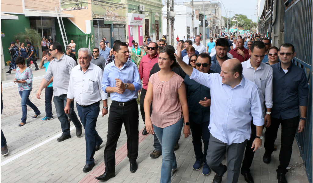 A nova Rua José Avelino e a revitalização da Avenida Alberto Nepomuceno foram entregues, na manhã desta sexta (6), pelo prefeito Roberto Cláudio (PDT). Foram investidos R$ 2 milhões em obras como recuperação do calçamento histórico, iluminação em LED e acessibilidade. “Agora temos a condição de criar um polo têxtil organizado, ordenado, transformar o Centro em um polo atrativo do mercado do atacarejo têxtil do Brasil. Não tenho dúvida que o futuro da José Avelino, do Centro da Cidade e atacarejo têxtil de Fortaleza passam a construir uma nova história a partir de hoje”, disse RC, anunciando ainda a reforma da Praça José de Alencar (Foto: Rodrigo Rocha) A nova Rua José Avelino e a revitalização da Avenida Alberto Nepomuceno foram entregues, na manhã desta sexta (6), pelo prefeito Roberto Cláudio (PDT). Foram investidos R$ 2 milhões em obras como recuperação do calçamento histórico, iluminação em LED e acessibilidade. “Agora temos a condição de criar um polo têxtil organizado, ordenado, transformar o Centro em um polo atrativo do mercado do atacarejo têxtil do Brasil. Não tenho dúvida que o futuro da José Avelino, do Centro da Cidade e atacarejo têxtil de Fortaleza passam a construir uma nova história a partir de hoje”, disse RC, anunciando ainda a reforma da Praça José de Alencar
