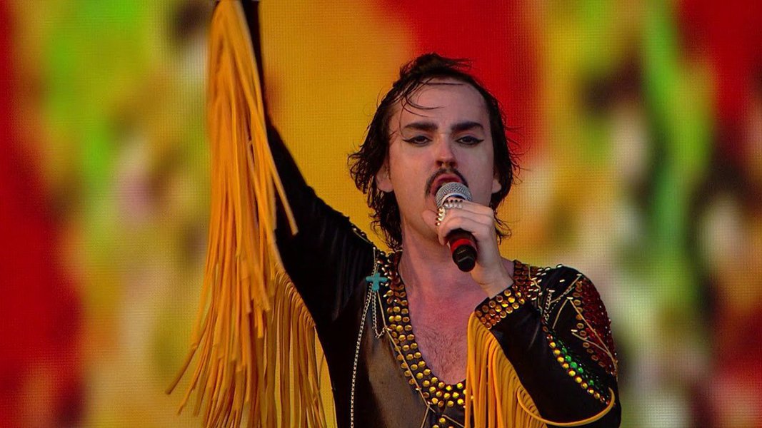 Cantor e compositor pernambucano Johnny Hooker diz que tempos atuais são sombrios, desanimadores e ajudam na disseminação de ódio; segundo o cantor, atos de intolerância e preconceitos como estes surgem a partir da ruptura da sociedade com as instituições; "Quando você fere a Constituição, todo absurdo se torna possível" (Foto: Aquiles Lins) Cantor e compositor pernambucano Johnny Hooker diz que tempos atuais são sombrios, desanimadores e ajudam na disseminação de ódio; segundo o cantor, atos de intolerância e preconceitos como estes surgem a partir da ruptura da sociedade com as instituições; "Quando você fere a Constituição, todo absurdo se torna possível"