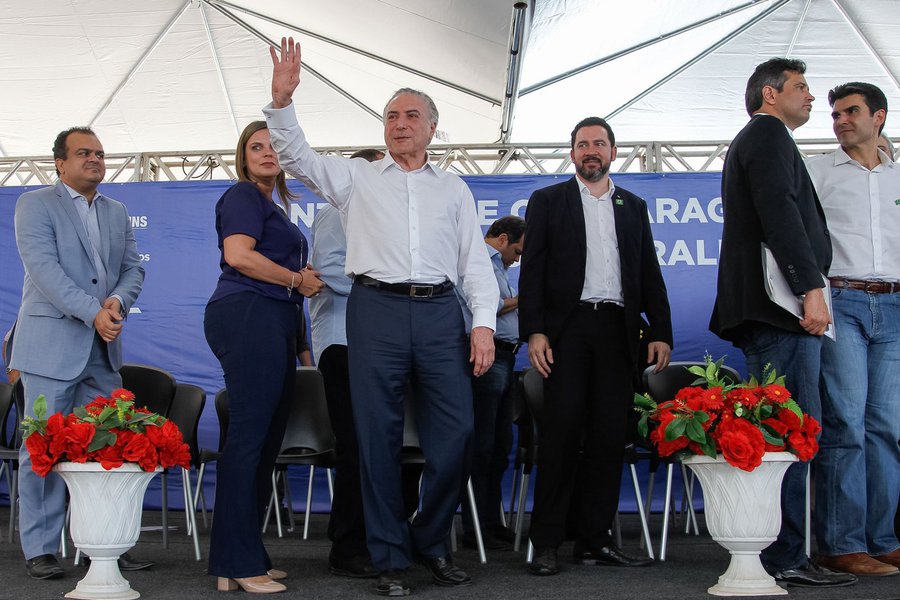 Durante cerimônia, em Xambioá (TO), para assinatura de ordem de serviço para a construção de uma ponte, Michel Temer citou o abuso de autoridade ao dizer que a única autoridade existente é a Constituição; “Somos autoridades constituídas, a única autoridade existente no sistema é a Lei, é a Constituição. Quando falam em abuso de autoridade, falo o seguinte, não é abuso de autoridade contra o presidente, governador, deputado. Quando alguém ultrapassa os limites da lei, ai que é a violação da autoridade. Que é uma coisa que temos que evitar no Brasil”, disse; (Foto: Leonardo Lucena) Durante cerimônia, em Xambioá (TO), para assinatura de ordem de serviço para a construção de uma ponte, Michel Temer citou o abuso de autoridade ao dizer que a única autoridade existente é a Constituição; “Somos autoridades constituídas, a única autoridade existente no sistema é a Lei, é a Constituição. Quando falam em abuso de autoridade, falo o seguinte, não é abuso de autoridade contra o presidente, governador, deputado. Quando alguém ultrapassa os limites da lei, ai que é a violação da autoridade. Que é uma coisa que temos que evitar no Brasil”, disse;