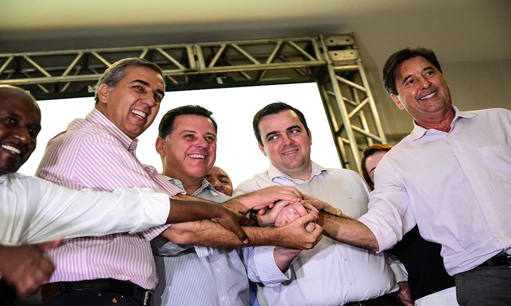Governador Marconi Perillo foi recebido com carinho pela população de Aparecida de Goiânia para a assinatura do convênio do Programa Goiás na Frente com a Prefeitura para a transferência de R$ 12,5 milhões, que serão aplicados pavimentação urbana na construção de novo prédio para a Câmara de Vereadores; mais de 1,5 mil pessoas lotaram o auditório da Associação Comercial e Industrial de Aparecida de Goiânia (Aciag) para participar da assinatura do convênio com o prefeito Gustavo Mendanha (PMDB) (Foto: José Barbacena) Governador Marconi Perillo foi recebido com carinho pela população de Aparecida de Goiânia para a assinatura do convênio do Programa Goiás na Frente com a Prefeitura para a transferência de R$ 12,5 milhões, que serão aplicados pavimentação urbana na construção de novo prédio para a Câmara de Vereadores; mais de 1,5 mil pessoas lotaram o auditório da Associação Comercial e Industrial de Aparecida de Goiânia (Aciag) para participar da assinatura do convênio com o prefeito Gustavo Mendanha (PMDB)