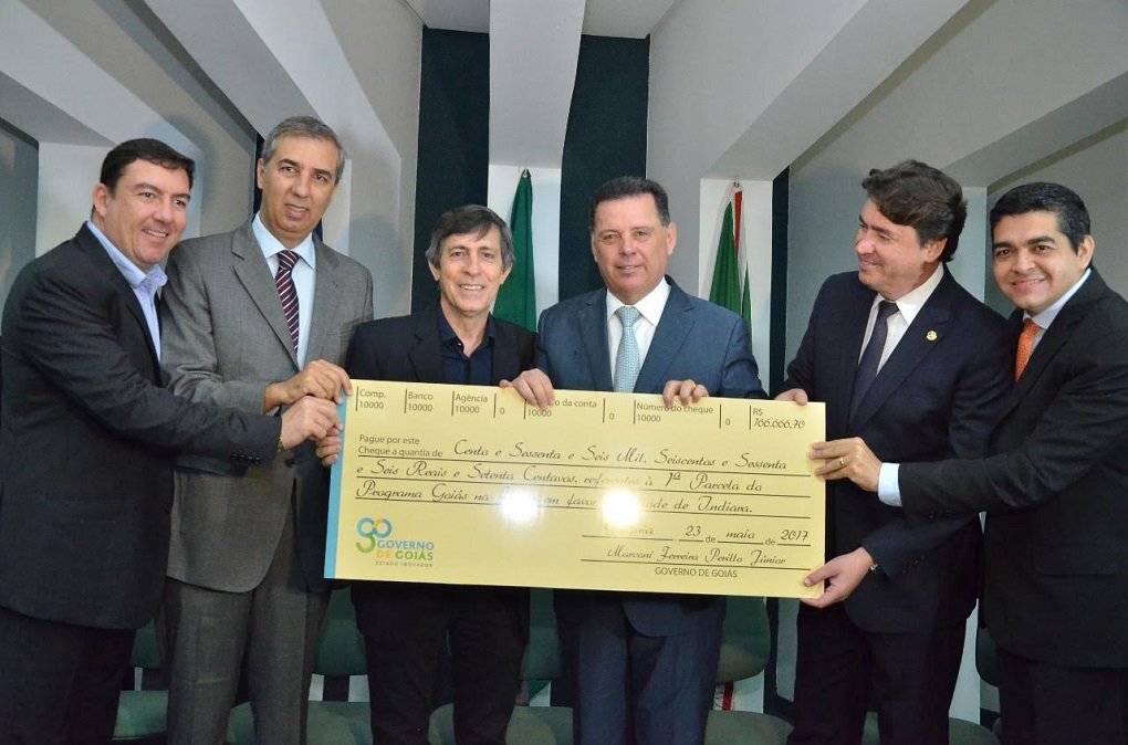 O presidente da Assembleia Legislativa, deputado José Vitti (PSDB), participou, na manhã desta terça-feira, 23, da solenidade de repasse financeiro do programa Goiás na Frente aos municípios de Indiara, Gameleira, Nerópolis, Padre Bernardo, Jaraguá e Itumbiara. O evento teve lugar no Palácio Pedro Ludovico Teixeira; Vitti afirmou que o Goiás na Frente é um programa que no início era visto com desconfiança, por conta do momento de turbulências políticas e econômicas do país; "Mas, o governador do estado, moderno e ousado, não se deixou levar pelas dificuldades, enfrentou a crise e, com muito trabalho, está realizando o maior programa de obras do Brasil (Foto: José Barbacena) O presidente da Assembleia Legislativa, deputado José Vitti (PSDB), participou, na manhã desta terça-feira, 23, da solenidade de repasse financeiro do programa Goiás na Frente aos municípios de Indiara, Gameleira, Nerópolis, Padre Bernardo, Jaraguá e Itumbiara. O evento teve lugar no Palácio Pedro Ludovico Teixeira; Vitti afirmou que o Goiás na Frente é um programa que no início era visto com desconfiança, por conta do momento de turbulências políticas e econômicas do país; "Mas, o governador do estado, moderno e ousado, não se deixou levar pelas dificuldades, enfrentou a crise e, com muito trabalho, está realizando o maior programa de obras do Brasil