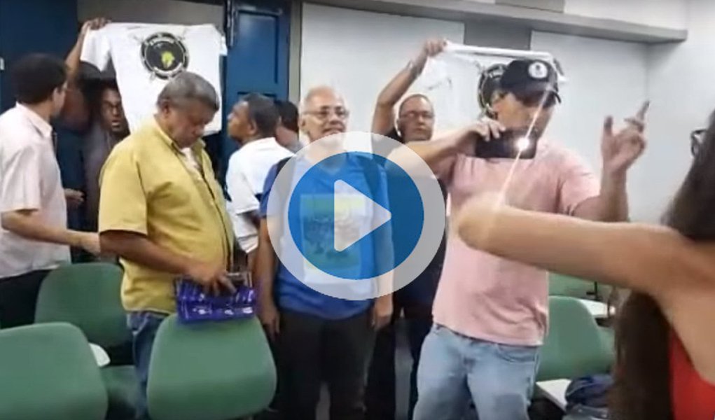 Um grupo de direitistas invadiu, na última quarta-feira (25), um aula especial sobre os 100 anos da Revolução Russa; evento fazia parte da grade do programa de pós-graduação em História e era ministrado pela Professora Titular em História Teresa Toríbio Brittes Lemos, especialista em América Latina; vestidos com roupas que remetiam ao militarismo, os integrantes do grupo direitistas intimidaram alunos e outros professores; de acordo com relatos de estudantes, diversos outros alunos que estavam em outras salas se mobilizaram e foram até o local da aula em solidariedade à professora e aos estudantes que prestigiavam o evento (Foto: Aquiles Lins) Um grupo de direitistas invadiu, na última quarta-feira (25), um aula especial sobre os 100 anos da Revolução Russa; evento fazia parte da grade do programa de pós-graduação em História e era ministrado pela Professora Titular em História Teresa Toríbio Brittes Lemos, especialista em América Latina; vestidos com roupas que remetiam ao militarismo, os integrantes do grupo direitistas intimidaram alunos e outros professores; de acordo com relatos de estudantes, diversos outros alunos que estavam em outras salas se mobilizaram e foram até o local da aula em solidariedade à professora e aos estudantes que prestigiavam o evento