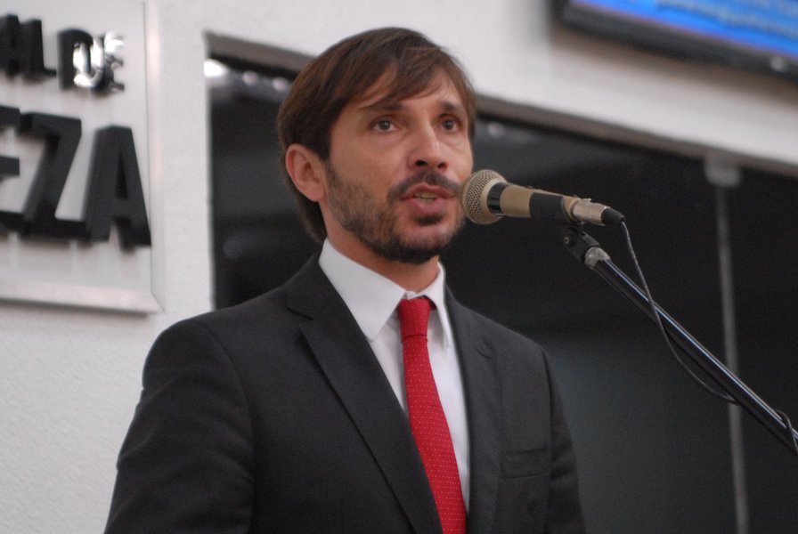 O vereador Guilherme Sampaio (PT) defendeu os professores da rede municipal de ensino, que estavam em greve e voltaram para as salas de aula por conta de uma decisão judicial. Para o parlamentar, a falta de reajuste salarial dos servidores também é ilegal. Ele comentou que que desde 1º de janeiro os professores e demais servidores deveriam ter tido o reajuste salarial anual, já que representa a recuperação das perdas inflacionárias. "O valor inicial da carreira para nível médio está abaixo do valor do piso nacional. Isso não é ilegalidade? O prefeito não mandou a lei que corrige o salário de professores para esta Casa. Se tivesse mandado, não haveria ilegalidade", explicou (Foto: Rodrigo Rocha) O vereador Guilherme Sampaio (PT) defendeu os professores da rede municipal de ensino, que estavam em greve e voltaram para as salas de aula por conta de uma decisão judicial. Para o parlamentar, a falta de reajuste salarial dos servidores também é ilegal. Ele comentou que que desde 1º de janeiro os professores e demais servidores deveriam ter tido o reajuste salarial anual, já que representa a recuperação das perdas inflacionárias. "O valor inicial da carreira para nível médio está abaixo do valor do piso nacional. Isso não é ilegalidade? O prefeito não mandou a lei que corrige o salário de professores para esta Casa. Se tivesse mandado, não haveria ilegalidade", explicou