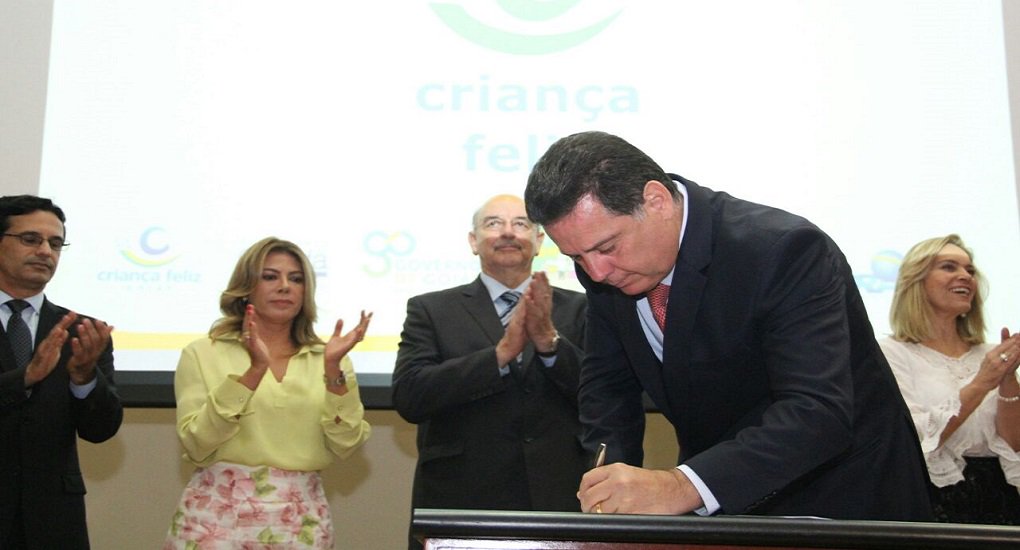 O governador Marconi Perillo assinou, na tarde desta segunda-feira, termo de adesão ao programa Criança Feliz, do governo federal; na solenidade, ele e o ministro do Desenvolvimento Social e Agrário, Osmar Terra, ressaltaram que os programas sociais existentes em Goiás auxiliarão o Criança Feliz, que consiste no acompanhamento multidisciplinar de crianças carentes cujas famílias são beneficiárias do programa Bolsa Família; “Goiás tem uma tradição nessa área social muito forte, com programas que certamente vão nos auxiliar. Queremos que todos os municípios tenham, em pouco tempo, o trabalho de acompanhamento semanal em casa de todas as crianças filhas dos beneficiários do programa Bolsa Família”, ressaltou o ministro (Foto: José Barbacena) O governador Marconi Perillo assinou, na tarde desta segunda-feira, termo de adesão ao programa Criança Feliz, do governo federal; na solenidade, ele e o ministro do Desenvolvimento Social e Agrário, Osmar Terra, ressaltaram que os programas sociais existentes em Goiás auxiliarão o Criança Feliz, que consiste no acompanhamento multidisciplinar de crianças carentes cujas famílias são beneficiárias do programa Bolsa Família; “Goiás tem uma tradição nessa área social muito forte, com programas que certamente vão nos auxiliar. Queremos que todos os municípios tenham, em pouco tempo, o trabalho de acompanhamento semanal em casa de todas as crianças filhas dos beneficiários do programa Bolsa Família”, ressaltou o ministro