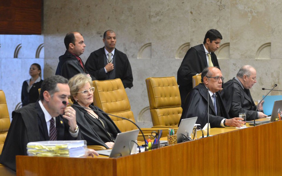 Até quando o Supremo Tribunal Federal e o Conselho Nacional de Justiça vão assistir, de camarote, a perseguição a Lula? Até quando o juiz Sergio Moro agirá como acusador, com escandalosa parcialidade, negando à defesa do ex-presidente operário todos os seus pedidos? (Foto: Ribamar Fonseca) Até quando o Supremo Tribunal Federal e o Conselho Nacional de Justiça vão assistir, de camarote, a perseguição a Lula? Até quando o juiz Sergio Moro agirá como acusador, com escandalosa parcialidade, negando à defesa do ex-presidente operário todos os seus pedidos?