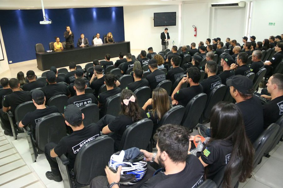 O governador Marconi Perillo nomeou nesta semana 577 agentes de segurança prisional oriundos do concurso público realizado em 2014; decreto com a relação nominal dos aprovados foi publicada no Diário Oficial do Estado desta quarta-feira (23); em abril, já haviam sido empossados 361 dos aprovados, que já fizeram curso de formação e aperfeiçoamento e encontram-se lotados nas unidades prisionais (Foto: José Barbacena) O governador Marconi Perillo nomeou nesta semana 577 agentes de segurança prisional oriundos do concurso público realizado em 2014; decreto com a relação nominal dos aprovados foi publicada no Diário Oficial do Estado desta quarta-feira (23); em abril, já haviam sido empossados 361 dos aprovados, que já fizeram curso de formação e aperfeiçoamento e encontram-se lotados nas unidades prisionais
