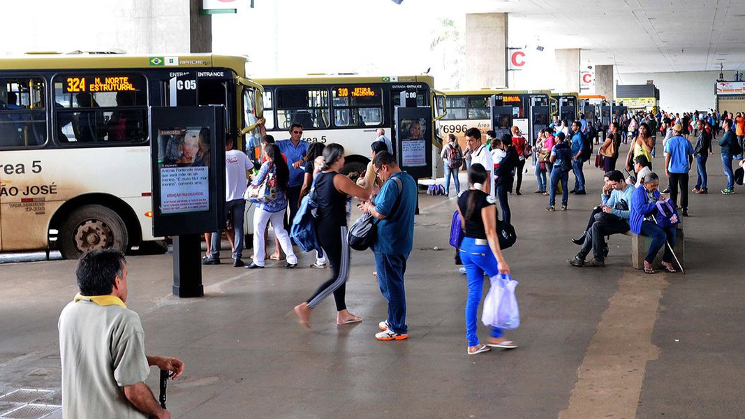 A paralisação prevista para esta quinta-feira (21) está suspensa até que os empresários de ônibus façam uma nova proposta; a proposta feita pela Associação das Empresas de Transporte Público Coletivo e Urbano de Passageiros (Transit) inclui aumento salarial de 5%, ticket alimentação e cesta básica (Foto: Leonardo Lucena) A paralisação prevista para esta quinta-feira (21) está suspensa até que os empresários de ônibus façam uma nova proposta; a proposta feita pela Associação das Empresas de Transporte Público Coletivo e Urbano de Passageiros (Transit) inclui aumento salarial de 5%, ticket alimentação e cesta básica