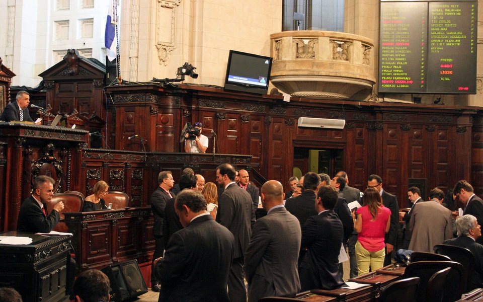 O governo do Rio encaminhou à Assembleia Legislativa do Estado (Alerj) projeto de lei para a criação do Fundo Estadual de Investimentos e Ações de Segurança Pública e Desenvolvimento Social (Fised), destinado a aumentar os recursos para a área de segurança com parte das verbas dos royalties do petróleo; em nota, o Palácio Guanabara disse que a expectativa é que o Fised gere recursos adicionais para a segurança da ordem de R$ 197 milhões já em 2018 e de R$ 340 milhões ao ano, em média, até 2027 (Foto: Leonardo Lucena) O governo do Rio encaminhou à Assembleia Legislativa do Estado (Alerj) projeto de lei para a criação do Fundo Estadual de Investimentos e Ações de Segurança Pública e Desenvolvimento Social (Fised), destinado a aumentar os recursos para a área de segurança com parte das verbas dos royalties do petróleo; em nota, o Palácio Guanabara disse que a expectativa é que o Fised gere recursos adicionais para a segurança da ordem de R$ 197 milhões já em 2018 e de R$ 340 milhões ao ano, em média, até 2027
