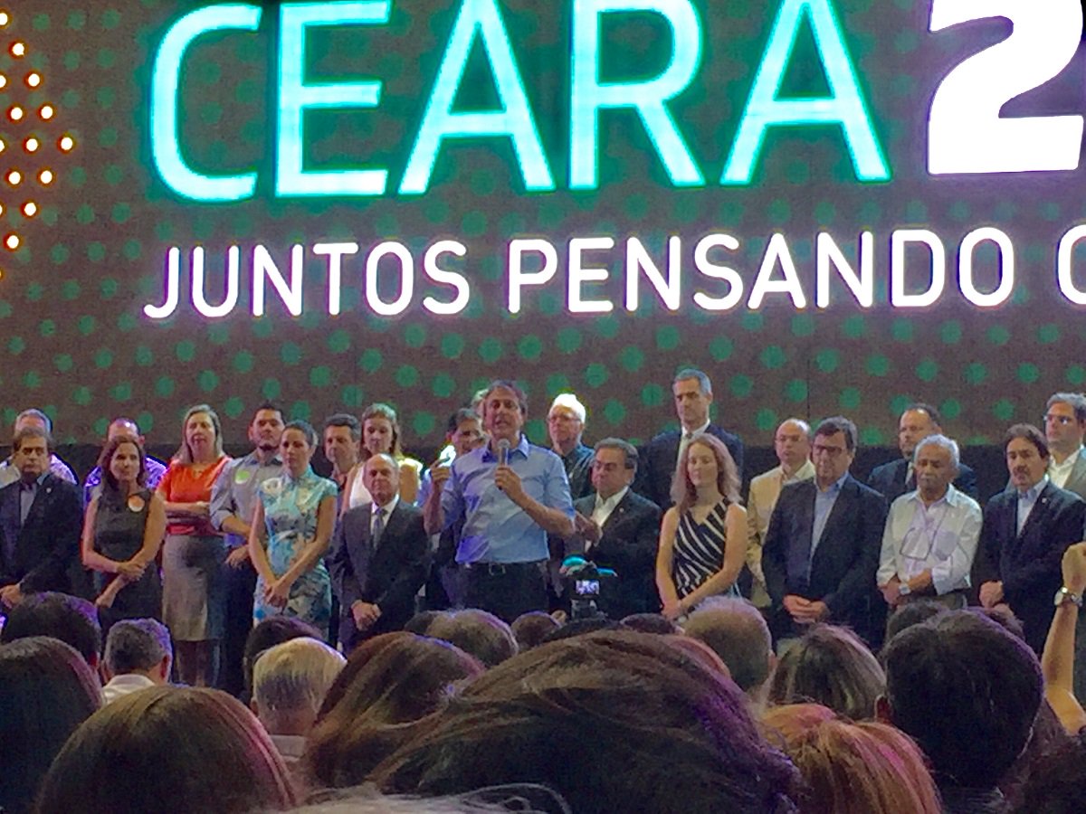 O governador Camilo Santana comandou hoje pela manhã, no Centro de Eventos do Ceará, a solenidade de lançamento do Plano Estratégico de Desenvolvimento de Longo Prazo – Ceará 2050. Em seu discurso, o governador destacou a importância de se planejar o desenvolvimento a longo prazo e destacou ainda o caráter participativo da elaboração desse plano. Para o governador é muito importante que "todos os cearenses possam contribuir, possam colaborar nesse projeto, para pensar o futuro o Ceará" (Foto: Fatima 247) O governador Camilo Santana comandou hoje pela manhã, no Centro de Eventos do Ceará, a solenidade de lançamento do Plano Estratégico de Desenvolvimento de Longo Prazo – Ceará 2050. Em seu discurso, o governador destacou a importância de se planejar o desenvolvimento a longo prazo e destacou ainda o caráter participativo da elaboração desse plano. Para o governador é muito importante que "todos os cearenses possam contribuir, possam colaborar nesse projeto, para pensar o futuro o Ceará"