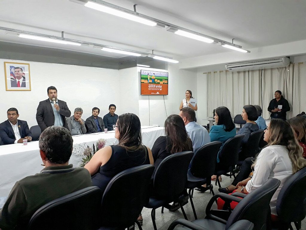 O governo do Estado, por meio do Sistema de Agricultura Familiar (SAF) em parceria com o Governo Federal, através da Secretaria Especial de Agricultura e Desenvolvimento Agrário (SEAD/PR), a Delegacia Federal do Desenvolvimento Agrário do Maranhão (DFDA/MA) e a Federação dos Municípios Maranhenses (Famem) lançou o Plano Safra da Agricultura Familiar 2017-2020; de acordo com o secretário de Estado da Agricultura Familiar, Adelmo Soares, o Governo Federal, como todos os anos lança o Plano Safra, e a SAF, por sua vez, lança também aqui no Maranhão; “O Plano Safra contempla os agricultores familiares do Brasil, os quais são destinados R$ 30 bilhões, destes, em média, R$ 436 milhões são destinados para o Maranhão para investimentos da agricultura familiar”, explicou (Foto: Leonardo Lucena) O governo do Estado, por meio do Sistema de Agricultura Familiar (SAF) em parceria com o Governo Federal, através da Secretaria Especial de Agricultura e Desenvolvimento Agrário (SEAD/PR), a Delegacia Federal do Desenvolvimento Agrário do Maranhão (DFDA/MA) e a Federação dos Municípios Maranhenses (Famem) lançou o Plano Safra da Agricultura Familiar 2017-2020; de acordo com o secretário de Estado da Agricultura Familiar, Adelmo Soares, o Governo Federal, como todos os anos lança o Plano Safra, e a SAF, por sua vez, lança também aqui no Maranhão; “O Plano Safra contempla os agricultores familiares do Brasil, os quais são destinados R$ 30 bilhões, destes, em média, R$ 436 milhões são destinados para o Maranhão para investimentos da agricultura familiar”, explicou