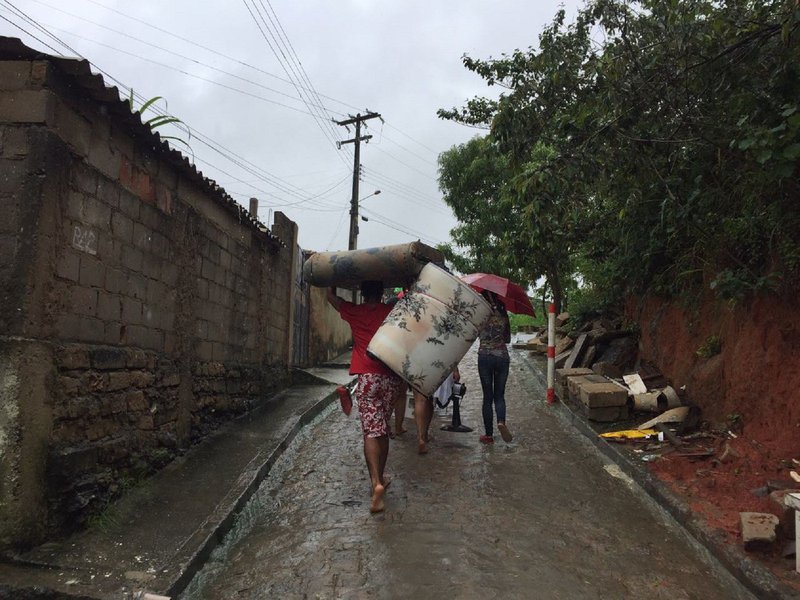 O governo federal reconheceu a situação de emergência em Maceió e mais 25 municípios de Alagoas afetados pelo temporal da última semana; a partir dessa decisão, os municípios já podem adotar medidas para reconstrução das áreas afetadas sem a burocracia imposta pelo serviço público; Alagoas, por exemplo, já garantiu recursos de R$ 12 milhões do governo federal para ações emergenciais, sobretudo humanitárias (Foto: Voney Malta) O governo federal reconheceu a situação de emergência em Maceió e mais 25 municípios de Alagoas afetados pelo temporal da última semana; a partir dessa decisão, os municípios já podem adotar medidas para reconstrução das áreas afetadas sem a burocracia imposta pelo serviço público; Alagoas, por exemplo, já garantiu recursos de R$ 12 milhões do governo federal para ações emergenciais, sobretudo humanitárias