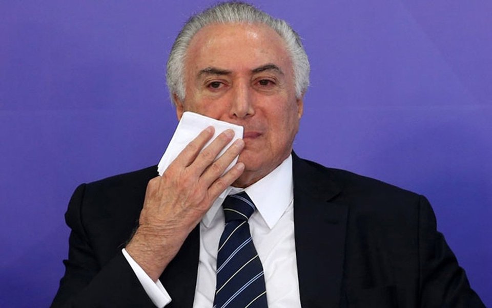 Topa de choque governista irá utilizar a CPI da JBS como uma linha de defesa complementar para atacar a segunda denúncia oferecida pela Procuradoria Geral da República (PGR), por obstrução da Justiça e organização criminosa, contra Michel Temer; stratégia foi definida durante o final de semana e deverá começar a ser colocada em prática já nesta terça-feira (26), quando o procurador Ângelo Goulart Villela deverá falar na CPI da JBS; O objetivo é destacar indícios de que Janot teria direcionado a investigação para determinados acusados, Michel Temer entre eles (Foto: Paulo Emílio) Topa de choque governista irá utilizar a CPI da JBS como uma linha de defesa complementar para atacar a segunda denúncia oferecida pela Procuradoria Geral da República (PGR), por obstrução da Justiça e organização criminosa, contra Michel Temer; stratégia foi definida durante o final de semana e deverá começar a ser colocada em prática já nesta terça-feira (26), quando o procurador Ângelo Goulart Villela deverá falar na CPI da JBS; O objetivo é destacar indícios de que Janot teria direcionado a investigação para determinados acusados, Michel Temer entre eles
