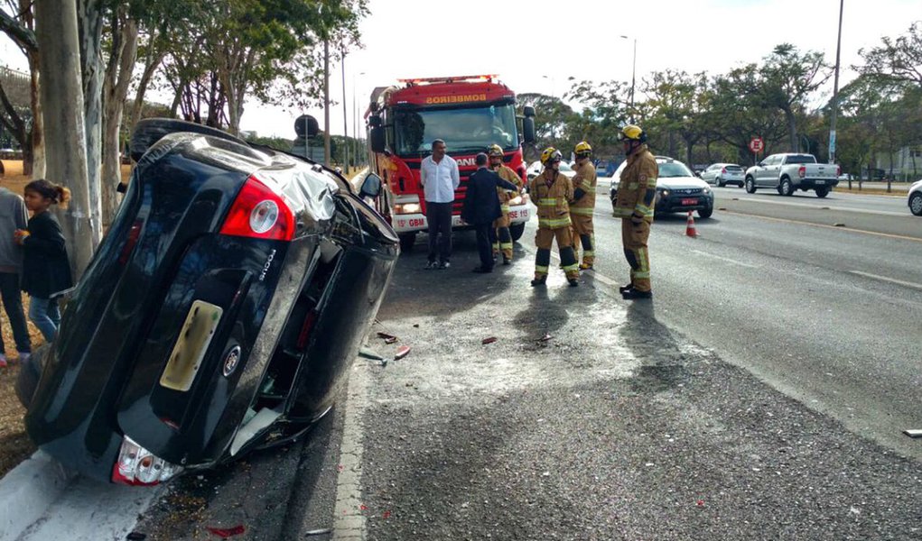 Carro que transportava um dos cinco filhos de Michel Temer se envolveu em um acidente e capotou em uma rua da Asa Sul, em Brasília; acidente, que aconteceu na manhã desta quinta-feira (24) envolveu dois automóveis, um Corsa e um Ford Focus, no Eixão Sul; veículo, dirigido por um sargento do Exército, bateu e tombou quando levava Eduardo (18) para a universidade; nenhum dos envolvidos no acidente sofreu ferimentos, segundo o Corpo de Bombeiros (Foto: Paulo Emílio) Carro que transportava um dos cinco filhos de Michel Temer se envolveu em um acidente e capotou em uma rua da Asa Sul, em Brasília; acidente, que aconteceu na manhã desta quinta-feira (24) envolveu dois automóveis, um Corsa e um Ford Focus, no Eixão Sul; veículo, dirigido por um sargento do Exército, bateu e tombou quando levava Eduardo (18) para a universidade; nenhum dos envolvidos no acidente sofreu ferimentos, segundo o Corpo de Bombeiros
