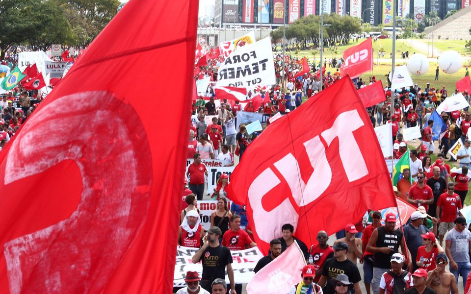 Em nota, a Central Única dos Trabalhadores (CUT) estimou em 200 mil os manifestantes que foram às ruas em Brasília protestar contra as reformas do governo Temer e em defesa das eleições diretas e condenou a repressão violenta da Polícia Militar do Distrito Federal nesta quarta (24); "Temer se aproveitou disso para invocar as Forças Armadas para a defesa da 'ordem', lembrando os piores momentos da ditadura militar", critica a entidade (Foto: Charles Nisz) Em nota, a Central Única dos Trabalhadores (CUT) estimou em 200 mil os manifestantes que foram às ruas em Brasília protestar contra as reformas do governo Temer e em defesa das eleições diretas e condenou a repressão violenta da Polícia Militar do Distrito Federal nesta quarta (24); "Temer se aproveitou disso para invocar as Forças Armadas para a defesa da 'ordem', lembrando os piores momentos da ditadura militar", critica a entidade