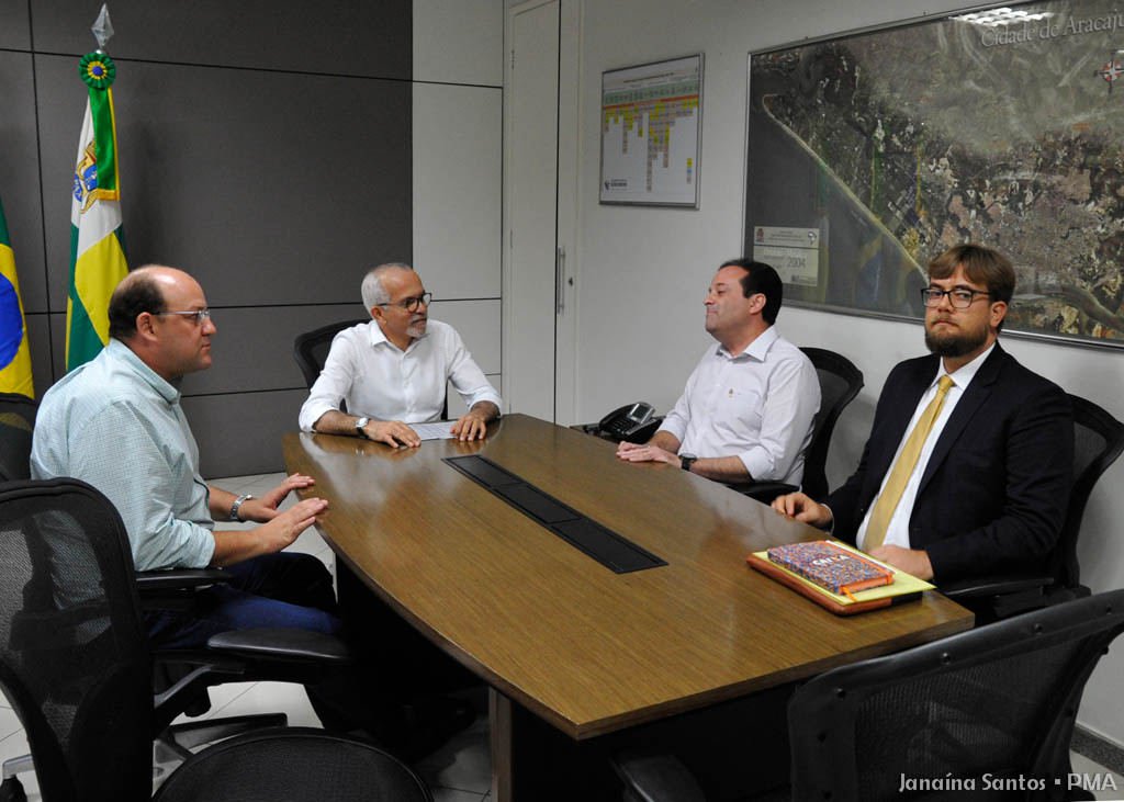 O prefeito de Aracaju, Edvaldo Nogueira (PCdoB), recebeu, na tarde desta sexta-feira, (06), em seu gabinete, o deputado federal André Moura (PSC), líder do governo federal no Congresso Nacional, e o deputado estadual Gilmar Carvalho para discutir obras na capital sergipana; na pauta, a liberação de recursos para obras contra enchentes e para a construção de creches (Foto: Charles Nisz) O prefeito de Aracaju, Edvaldo Nogueira (PCdoB), recebeu, na tarde desta sexta-feira, (06), em seu gabinete, o deputado federal André Moura (PSC), líder do governo federal no Congresso Nacional, e o deputado estadual Gilmar Carvalho para discutir obras na capital sergipana; na pauta, a liberação de recursos para obras contra enchentes e para a construção de creches