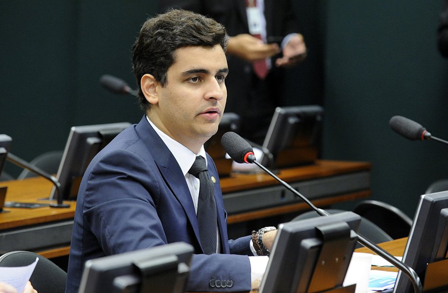 Além de escolher seus representantes no executivo e no legislativo, o alagoano pode começar a decidir também onde devem ser investidos R$ 2 milhões de emendas; ideia foi lançada pelo deputado federal JHC (PSB), que deixará que a população vote na destinação a que ele tem direito em emendas impositivas (Foto: Voney Malta) Além de escolher seus representantes no executivo e no legislativo, o alagoano pode começar a decidir também onde devem ser investidos R$ 2 milhões de emendas; ideia foi lançada pelo deputado federal JHC (PSB), que deixará que a população vote na destinação a que ele tem direito em emendas impositivas