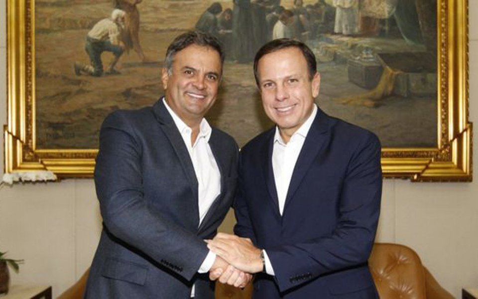Tentando pavimentar sua pré-candidatura à Presidência da República, o prefeito de São Paulo, João Doria (PSDB), vem buscando uma reaproximação com o grupo do senador e presidente afastado da legenda, Aécio Neves (MG); distanciamento entre eles havia se dado após Doria defender o afastamento do correligionário em virtude dele ter sido denunciado por corrupção no âmbito da Lava Jato; Doria disputa a pré-candidatura tucana com o governador de São Paulo, Geraldo Alckmin, que briga com Aécio pelo comando da legenda (Foto: Paulo Emílio) Tentando pavimentar sua pré-candidatura à Presidência da República, o prefeito de São Paulo, João Doria (PSDB), vem buscando uma reaproximação com o grupo do senador e presidente afastado da legenda, Aécio Neves (MG); distanciamento entre eles havia se dado após Doria defender o afastamento do correligionário em virtude dele ter sido denunciado por corrupção no âmbito da Lava Jato; Doria disputa a pré-candidatura tucana com o governador de São Paulo, Geraldo Alckmin, que briga com Aécio pelo comando da legenda